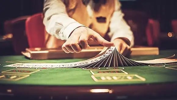 Baccarat dengan tampilan kartu real-time dan opsi taruhan side Permainan baccarat Evolution dengan tampilan kartu real-time